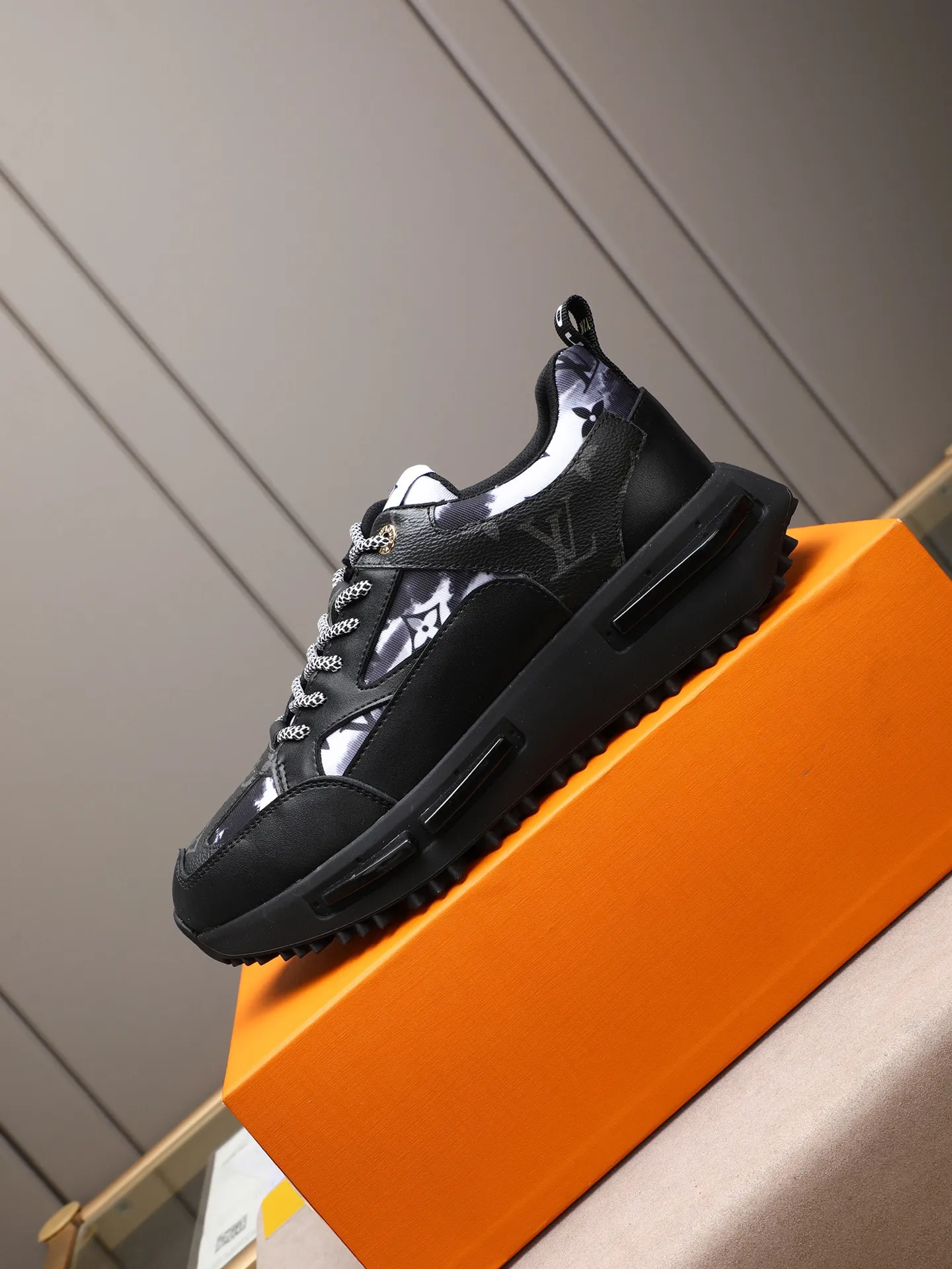 Men's shoes 💰460 [LV] Made of imported L special fabric spliced ​​with cowhide and comfortable mesh lining. Privately molded foam TPU outsole, super light and comfortable on the feet! Perfect last shape, generous and fashionable design, 4 colors available! Code number: 38–44 (45 customized